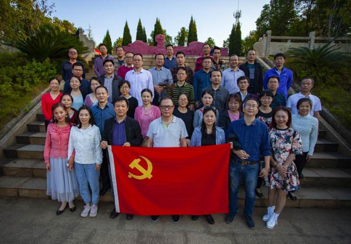 南华大学电气工程学院的老师们在夏明翰雕像前合影留念